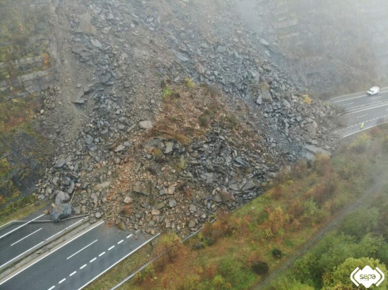 Un desprendimiento de tierra bloquea la AP-66 en Asturias