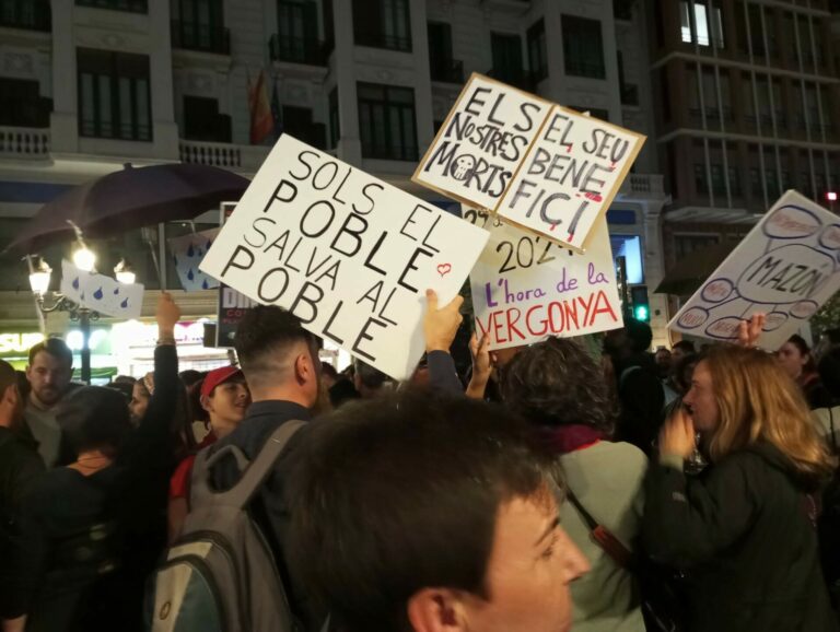 Miles de valencianos asisten a una manifestación contra la gestión de la DANA