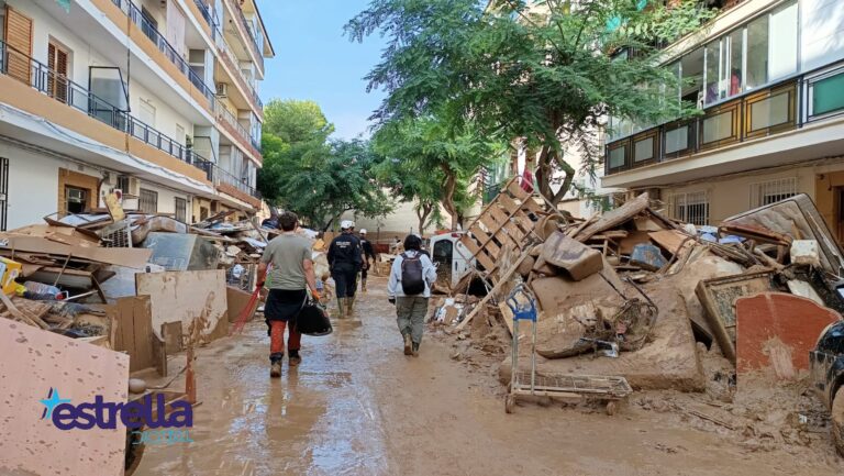 Activados contratos de emergencia para retirar lodo en ocho municipios valencianos tres semanas después de la DANA