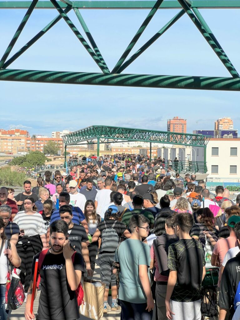 El sol acompaña a los valencianos en una conmovedora jornada de solidaridad con los afectados por la DANA