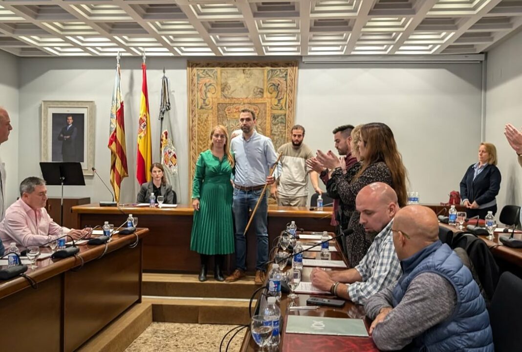 Rocío Cortés y Mario Sánchez en la entrega de la vara de mando. Imagen: PSOE Requena