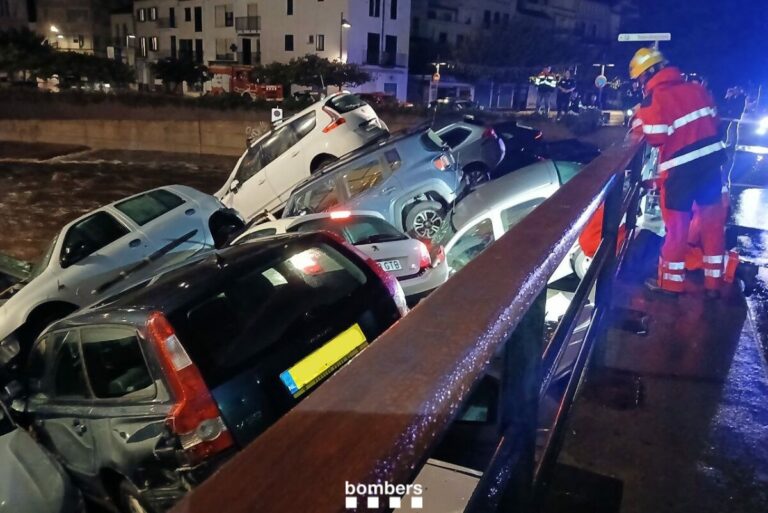 La fuerza del agua arrastra 32 coches, anega calles y bloquea un puente en Cadaqués tras las fuertes lluvias