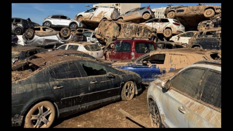 Mecánicos voluntarios arrancan coches afectados por la DANA en Valencia