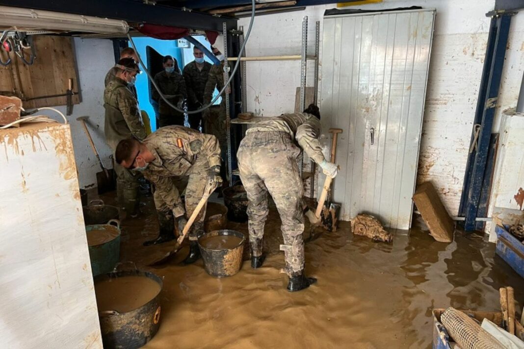 Efectivos del Ejército de Tierra colaborando en las tareas de achique de agua en las zonas afectadas por la DANA. (Foto: Ejército de Tierra).