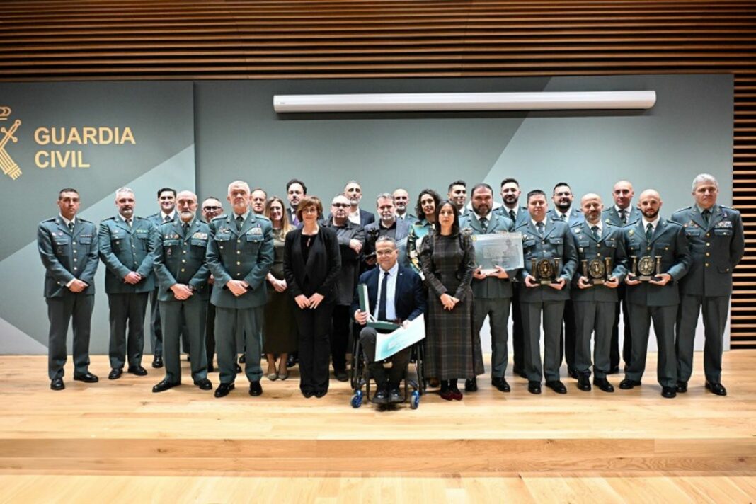 La directora general de la Guardia Civil con los premiados en las diferentes categorías. (Foto: Guardia Civil).