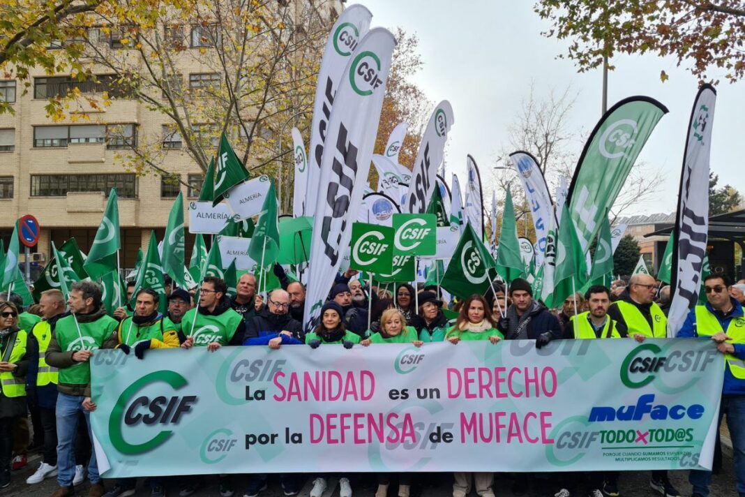 La concentración de este sábado frente a la sede de Muface ha sido convocada por el sindicato de funcionarios CSIF.