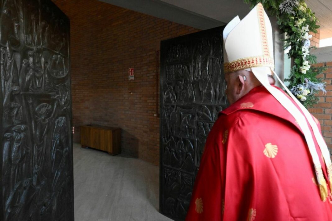 El Papa abriendo la 'Puerta Santa' de la cárcel romada de Rebibbia