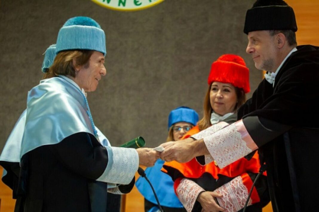 Raphael, doctor 'honoris causa' por la Universidad de Jaén