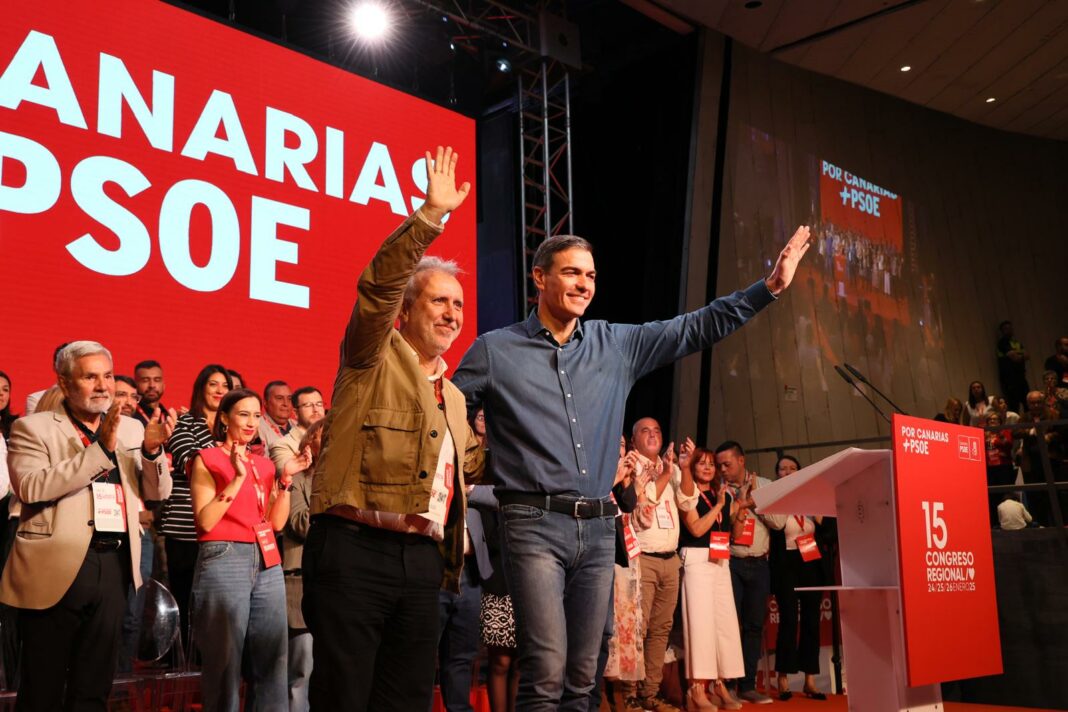 Ángel Víctor Torres y Pedro Sánchez en el congreso regional. Imagen: PSOE Canarias