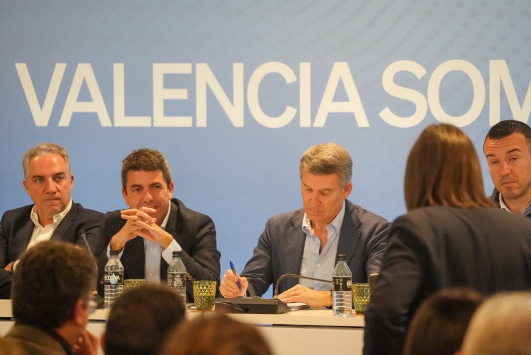 Carlos Mazón y Alberto Núñez Feijóo en la reunión con alcaldes. Imagen: @carlos_mazon_ en 'X'