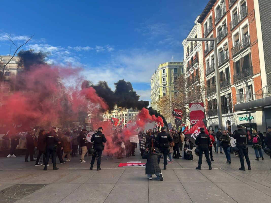 Protesta de este martes frente a El Corte Inglés. Imagen: @CGTSevilla en 'X'