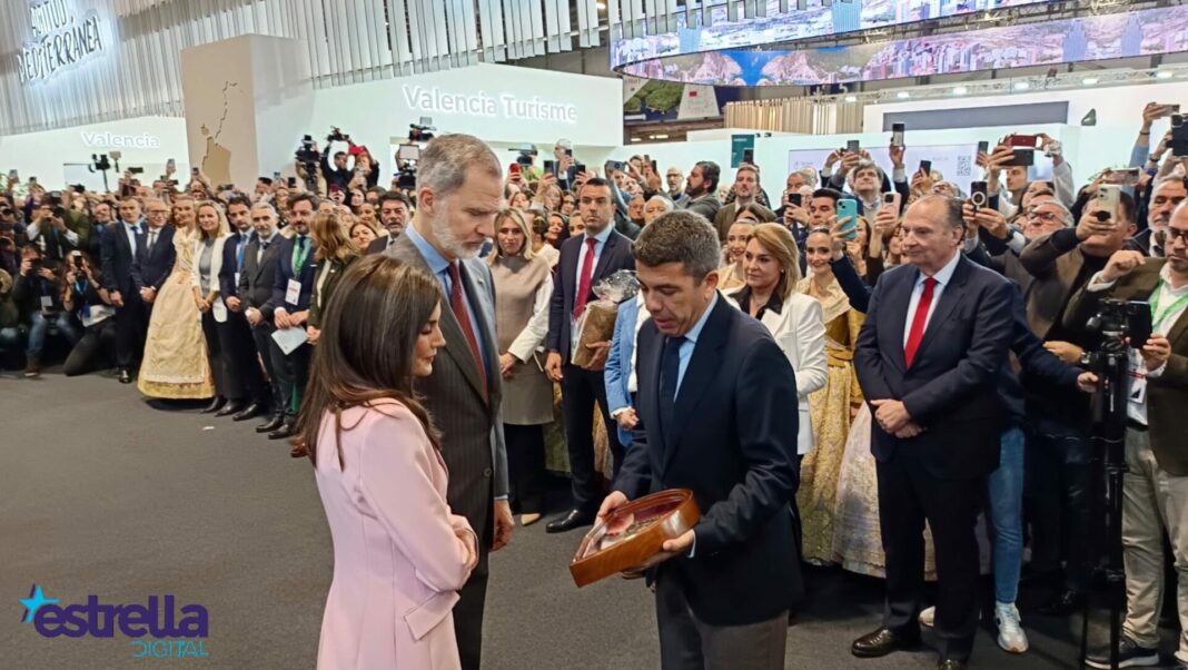 Los Reyes en su encuentro con el president de la Generalitat Valenciana, Carlos Mazón, en Fitur. Imagen: Estrella Digital