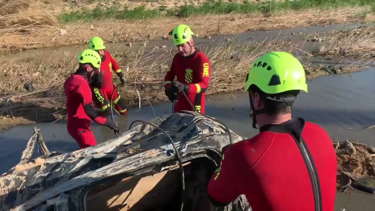 La UME continúa recuperando los vehículos que siguen enterrados en el barranco del Poyo tras el paso de la DANA