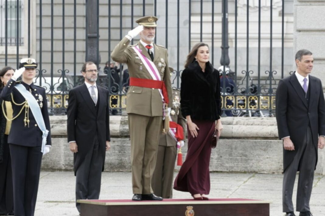 Los Reyes Felipe VI y Letizia, acompañados por la princesa de Asturias y el presidente del Gobierno. (Foto: Casa Real).