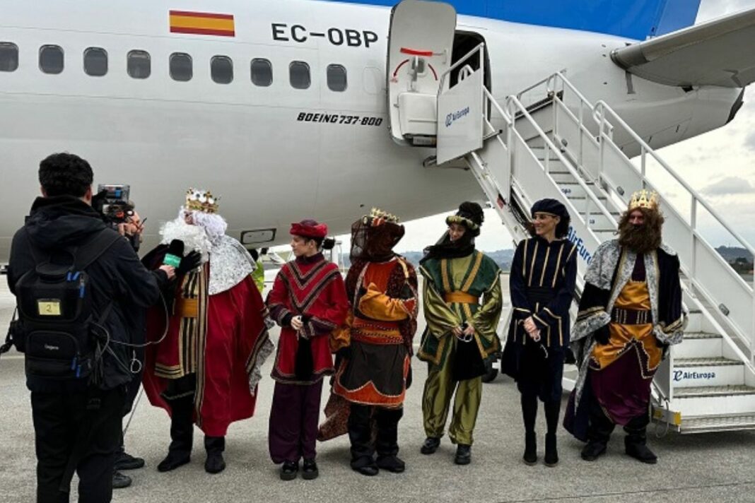 Los Reyes Magos llegaron al aeropuerto de A Coruña este jueves 2 de enero a las 17:00h. (Foto: Aena).