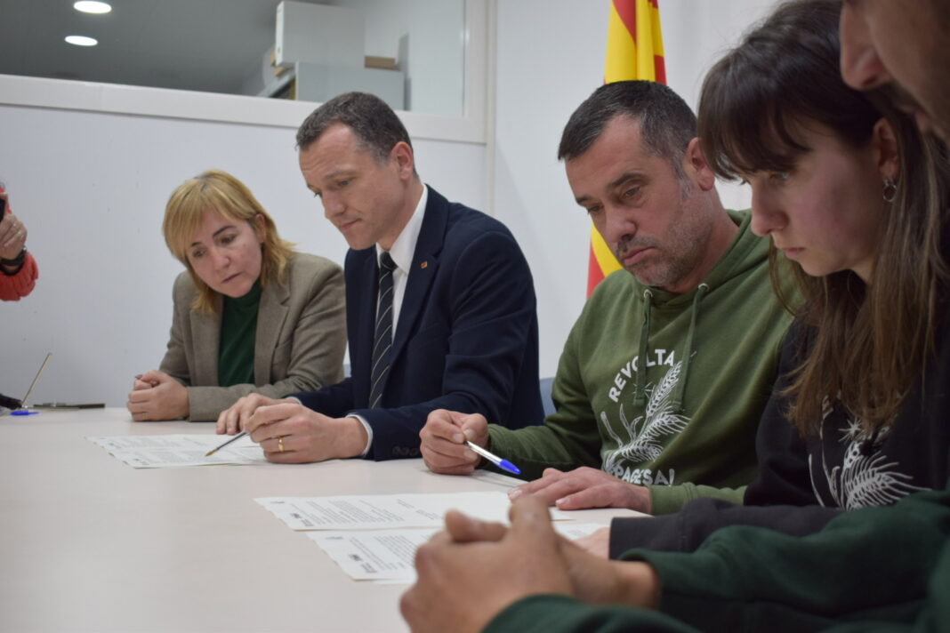 Firma del acuerdo entre el conseller Ordeig y el 'Gremio de la Pagesia'. Imagen: Generalitat