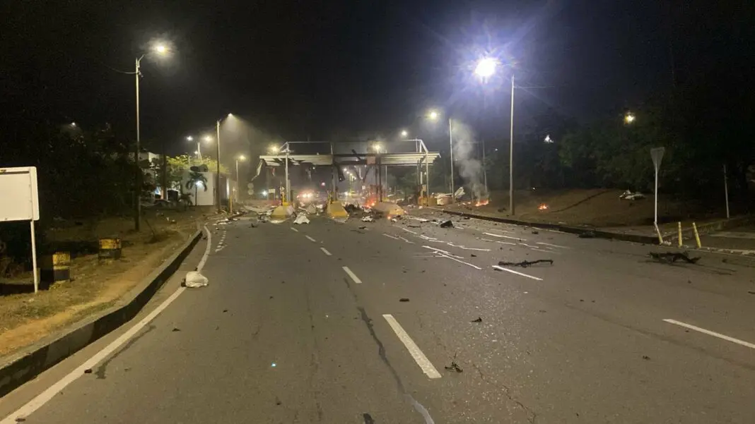 Fotografía compartida en X del peaje de Villa del Rosario, en la frontera entre Colombia y Venezuela, tras la explosión de un coche bomba que lo destruyó.