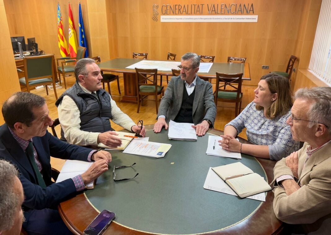 Reunión entre el vicepresidente segundo Gan Pampols y el comisionado José Mª Ángel este lunes. Imagen: @GVArecuperacio en 'X'