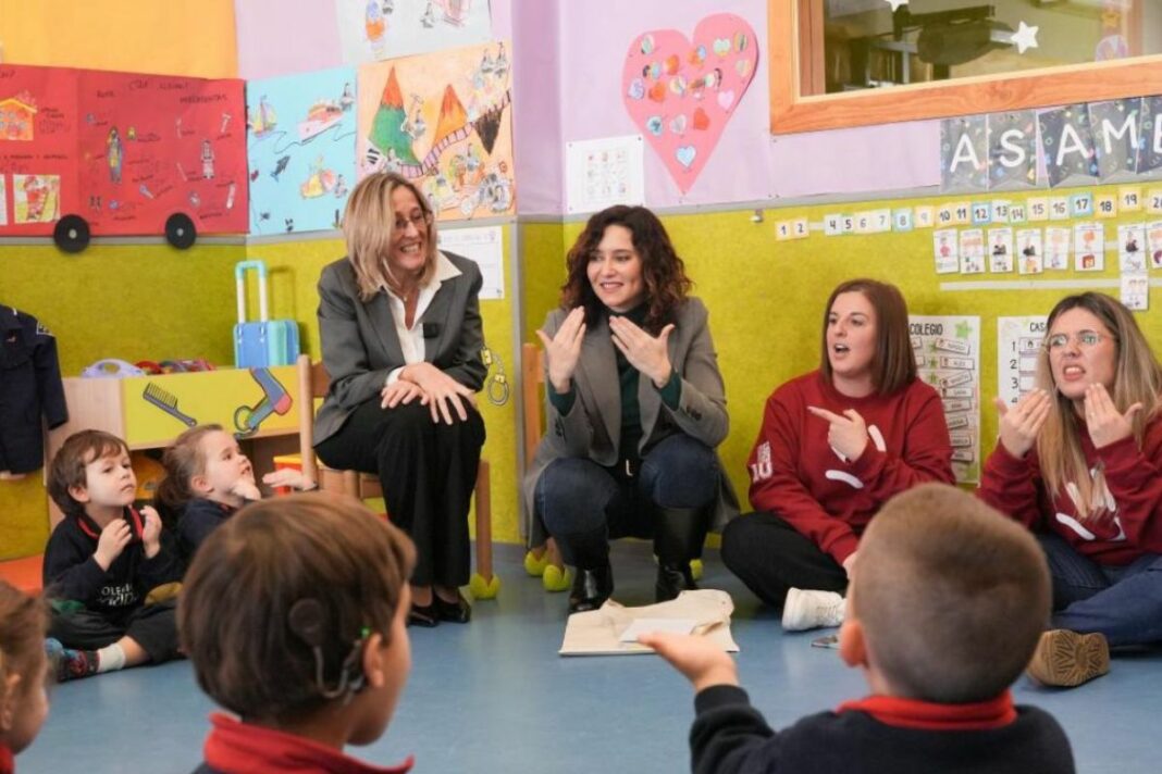 Díaz Ayuso ha comprobado su funcionamiento en su visita al colegio concertado Gaudem de la capital, especializado en la integración de alumnos con necesidades especiales. (Foto: CAM).