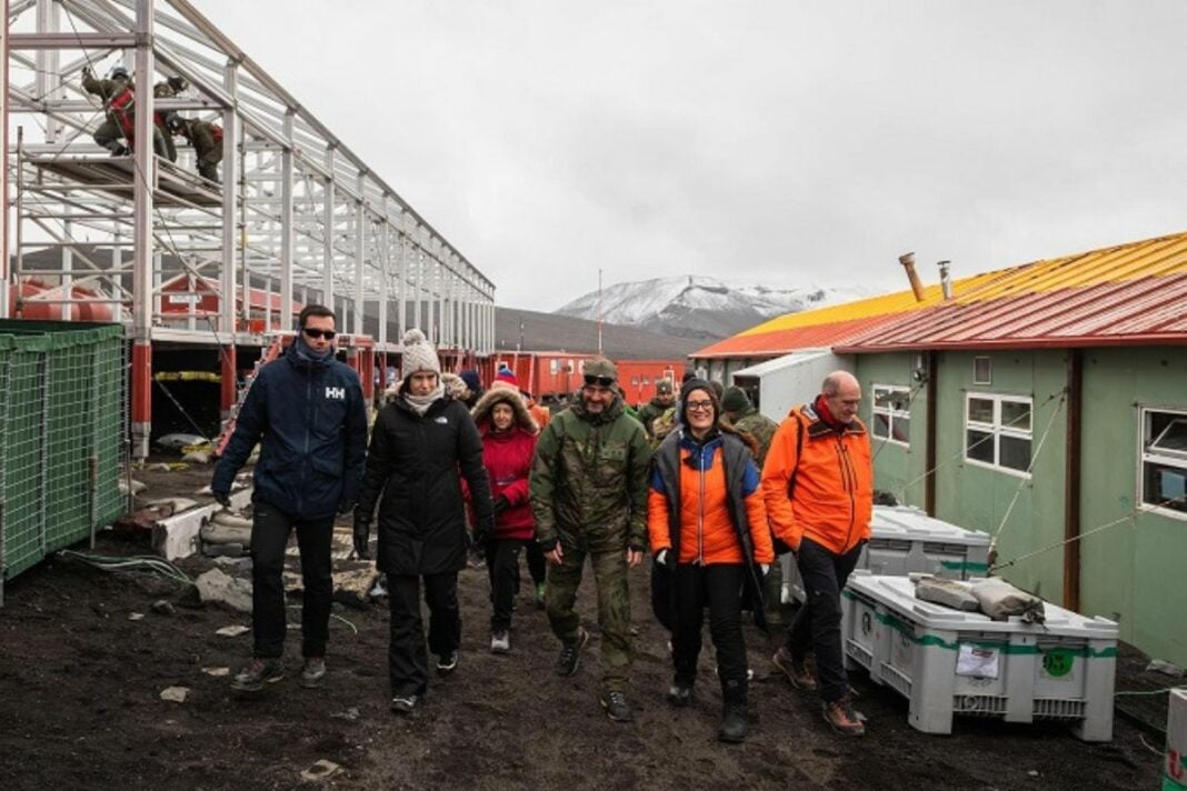 La ministra Diana Morant durante su visita a la Base Antártica Española que gestiona el Ejército de Tierra. (Foto: MCIU).