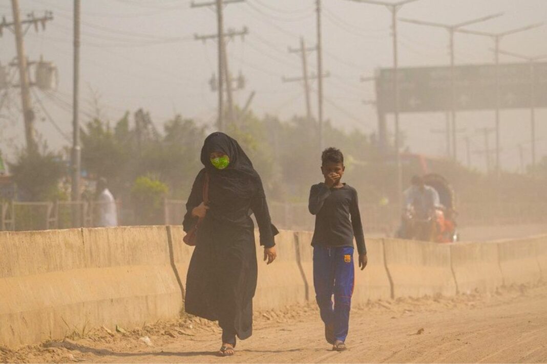 La contaminación del aire causa problemas de salud a la población. (Foto: UNICEF / Habibul Haque).