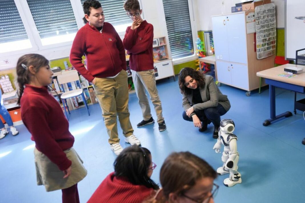 Díaz Ayuso ha comprobado su funcionamiento en su visita al colegio concertado Gaudem de la capital, especializado en la integración de alumnos con necesidades especiales. (Foto: CAM).