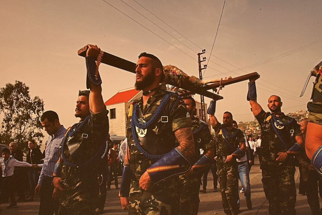 La Legión procesionando al Cristo de Mena. (Foto: Miguel Temprano).