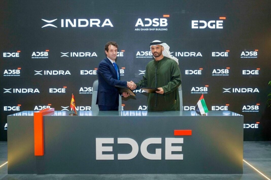 Ángel Escribano (izqda.) con Khaled Al Zaabi tras la firma del acuerdo con ADSB. (Foto: Indra).