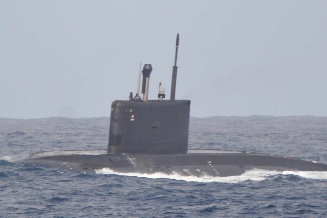 Imagen del submarino ruso avistado por la Armada en aguas españolas la semana pasada. (Foto: EMAD).