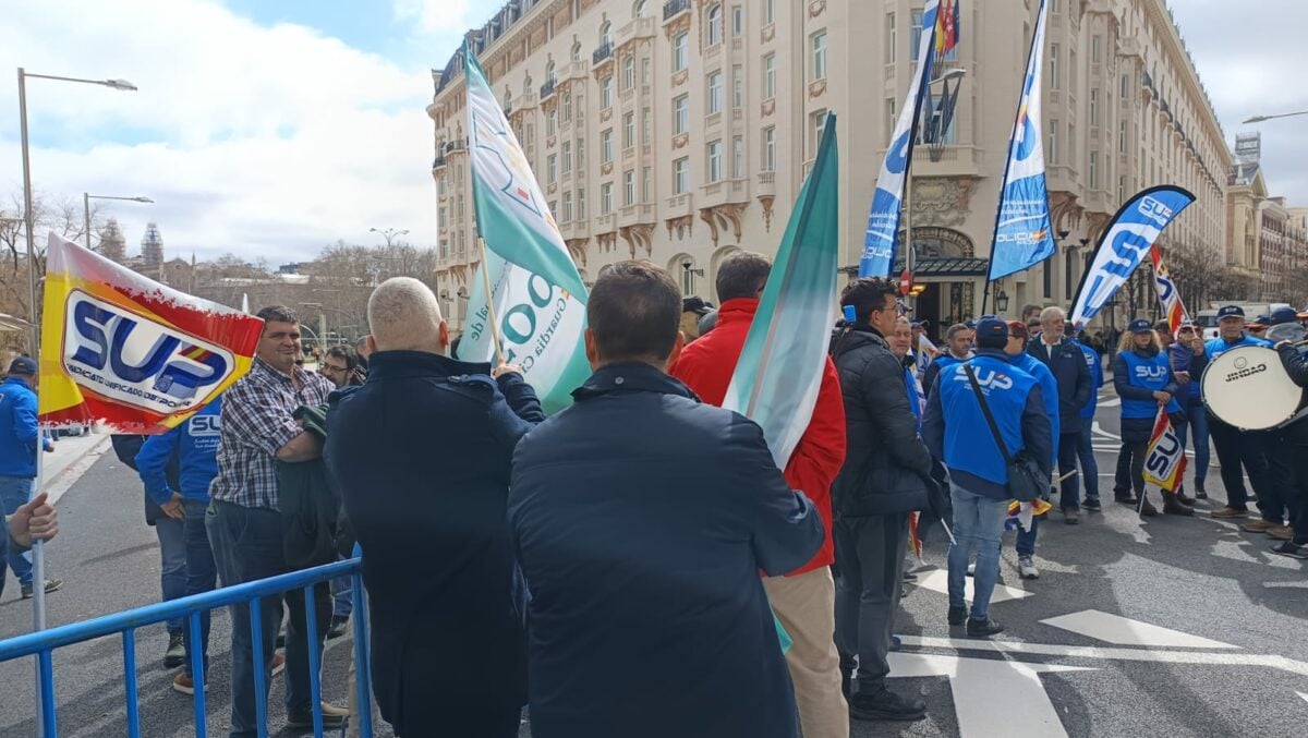 Asociaciones De Guardias Civiles Y Policías Nacionales Protestando Frente Al Congreso De Los Diputados En Contra Del Pacto Suscrito Entre El Psoe Y Junts Para Delegar Las Competencias De Inmigración A Cataluña