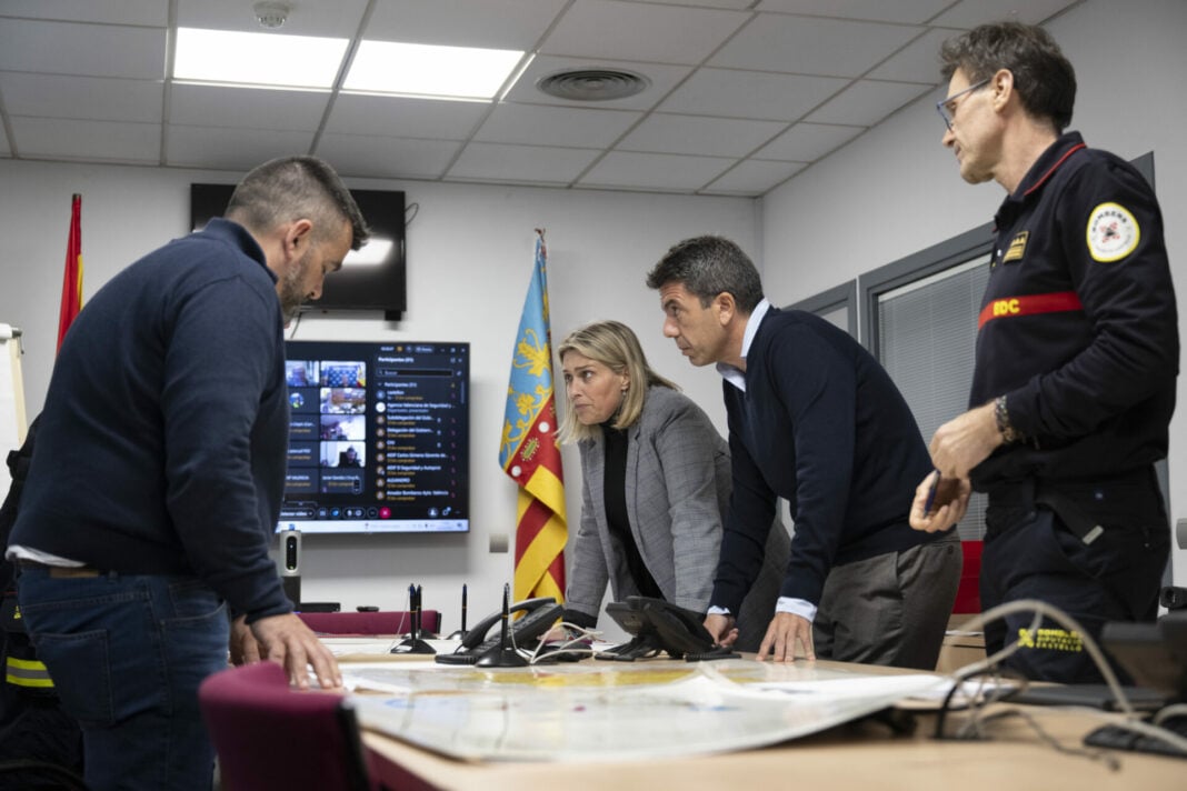 El president de la Generalitat, Carlos Mazón, haciendo seguimiento a las lluvias en el CECOPI este lunes. Imagen: Generalitat Valenciana