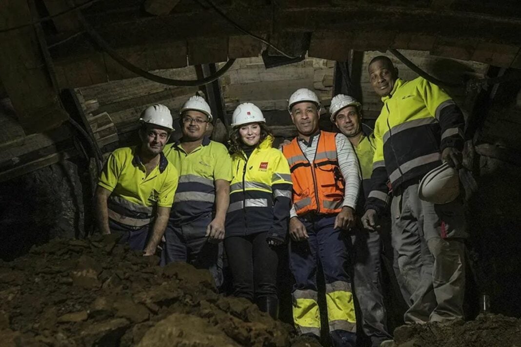 Díaz Ayuso durante la presentación, en diciembre de 2024, del modelo de excavación que agilizará la ampliación de la L11 de Metro de Madrid. (Foto: Metro de Madrid).