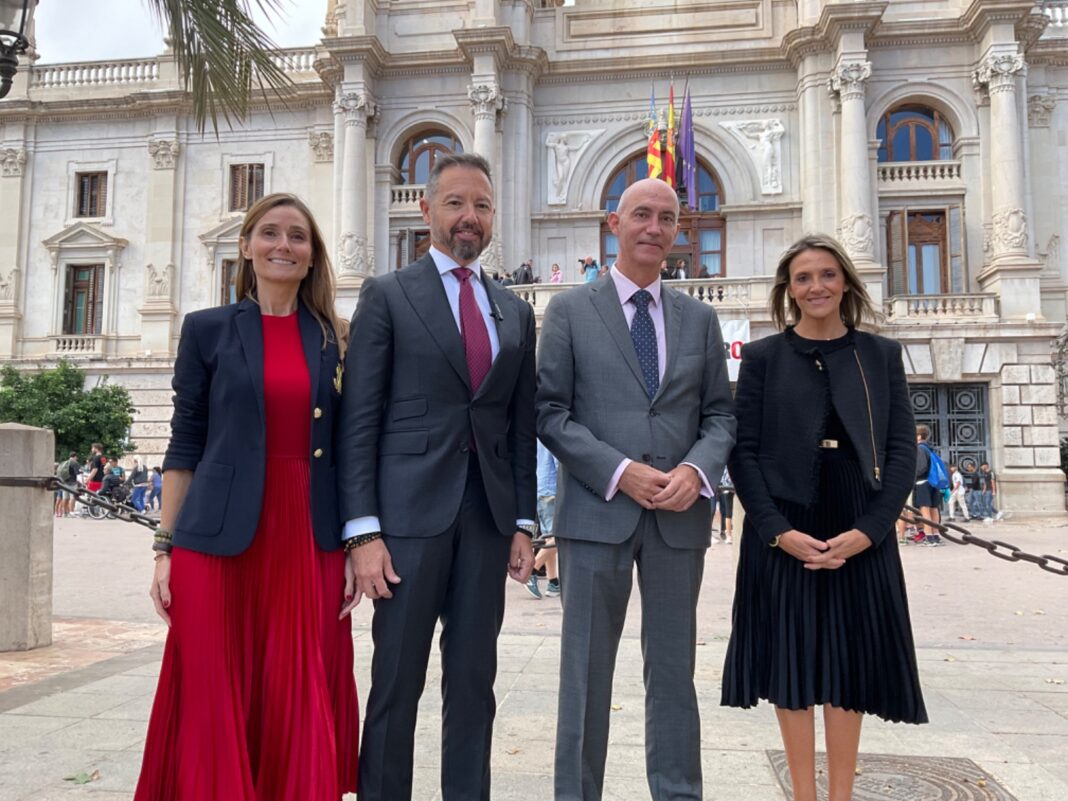 La concejal Cecilia Herrero (a la izquierda) junto a Juanma Badenas. Imagen: @VoxValencia_C en 'X'